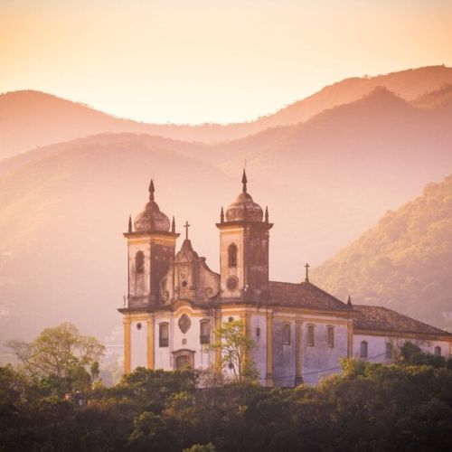 [Edicase]O outono é uma ótima estação para conhecer a cultura de Ouro Preto e suas igrejas barrocas (Imagem: Aqnus Febriyant | Shutterstock)