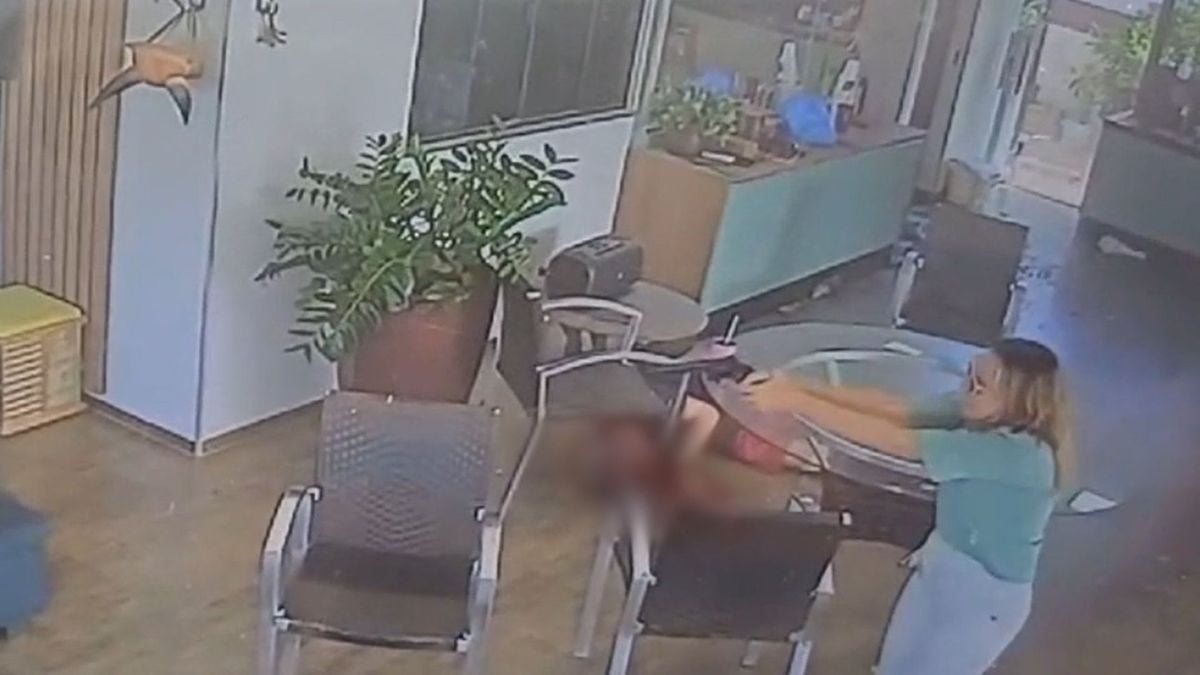 Imagens de uma câmera de segurança mostram o momento em que a mulher entra na casa com uma arma em punho