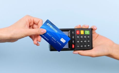 Os pontos de cartões de crédito, acumulados em programas de fidelidade, podem ser utilizados para além de milhas aéreas. É possível resgatar produtos e até pagar contas