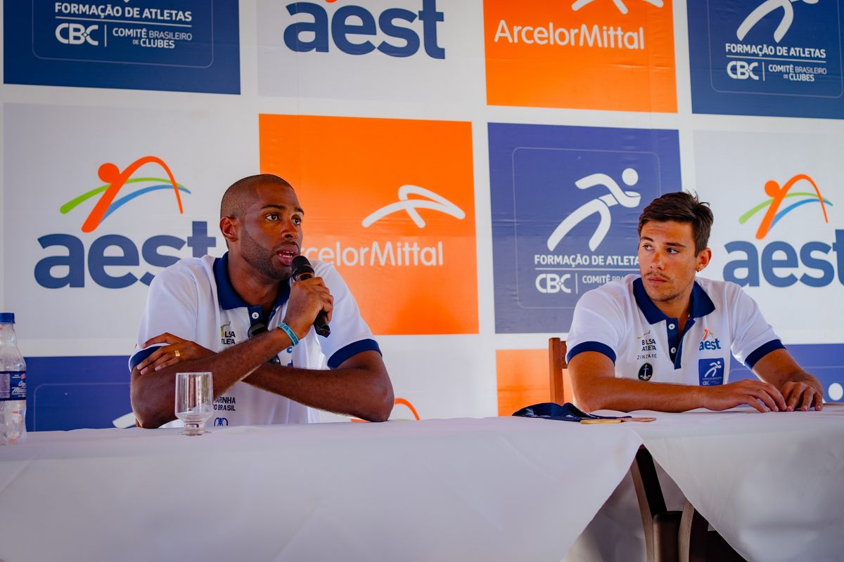 Evandro e Arthur concederam entrevista coletiva no clube Aest, na Serra