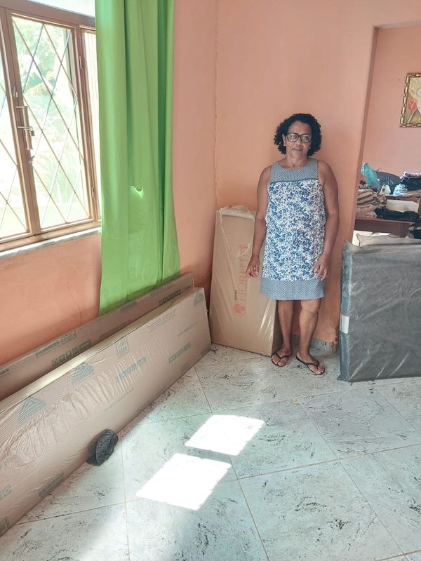 Moradora de Ponte de Itabapoana, distrito de Mimoso do Sul, Maria Borges, de 59 anos, perdeu tudo com as chuvas e recebeu como doação guarda-roupa, fogão, geladeira, armário de cozinha e duas camas para mobiliar novamente a sua casa