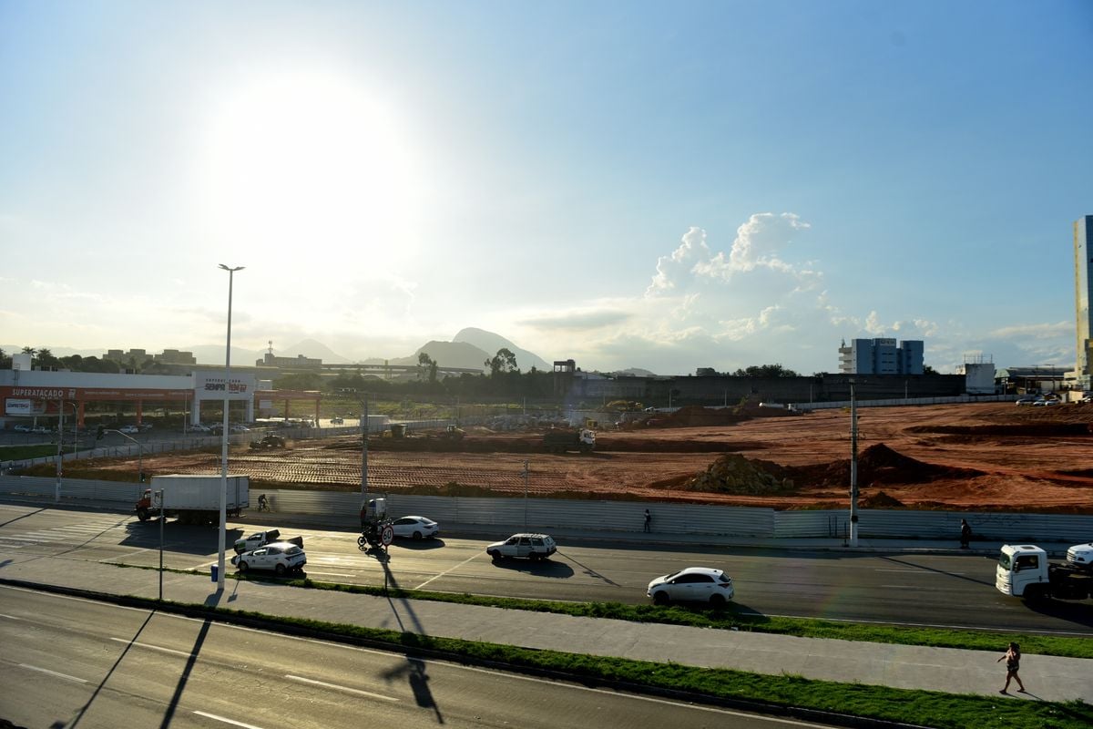 Terraplanagem sendo realizada em terreno nas margens da BR 262 em Campo Grande, Cariacica