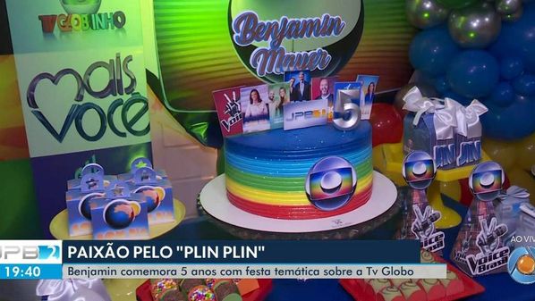 Benjamin ganhou bolo temático, painel com imagens de atrações da Globo, além de uniforme e microfone personalizados
