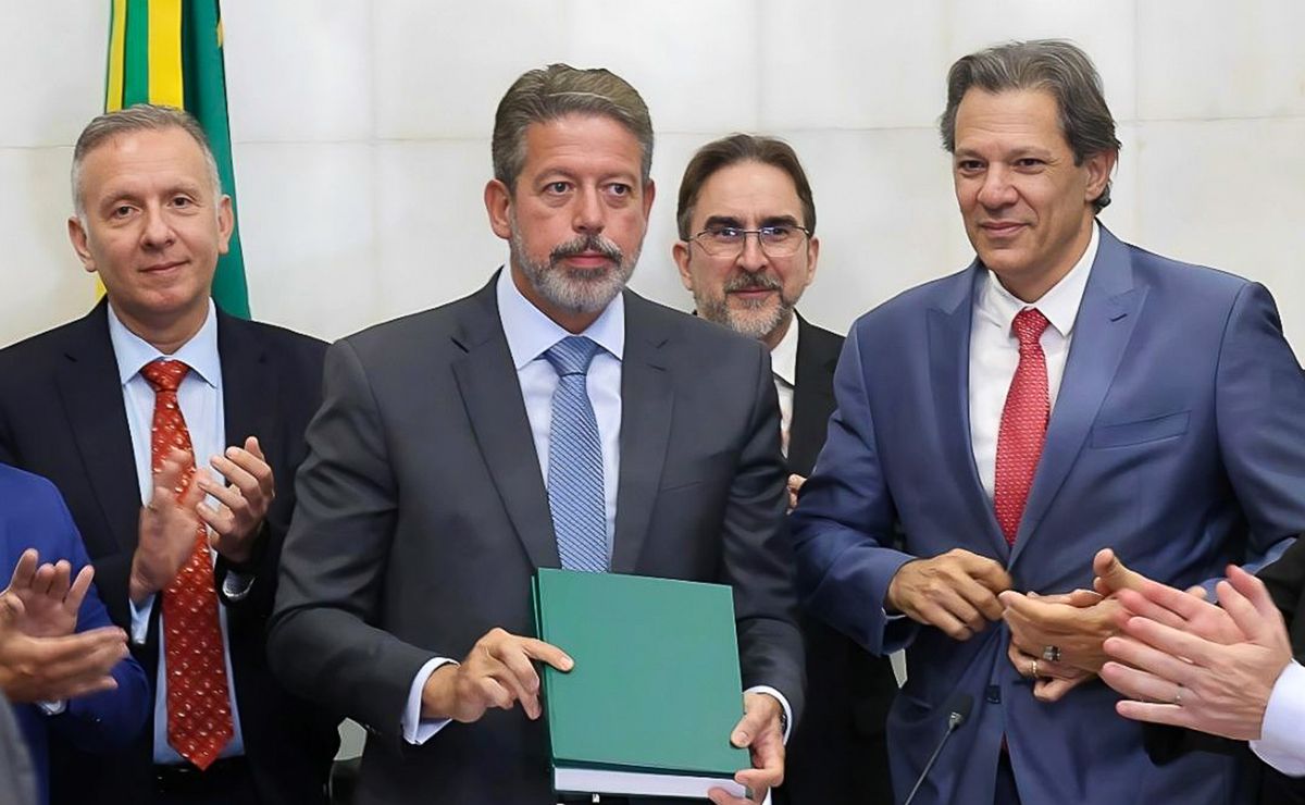 Entrega do Projeto de Regulamentação de Reforma Tributária ao presidente da Câmara dos Deputados, Arthur Lira, pelo ministro da Fazenda, Fernando Haddad
