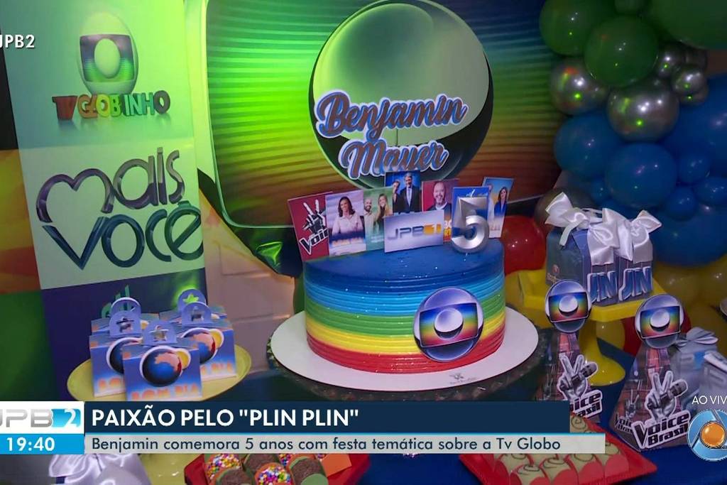 Benjamin ganhou bolo temático, painel com imagens de atrações da Globo, além de uniforme e microfone personalizados