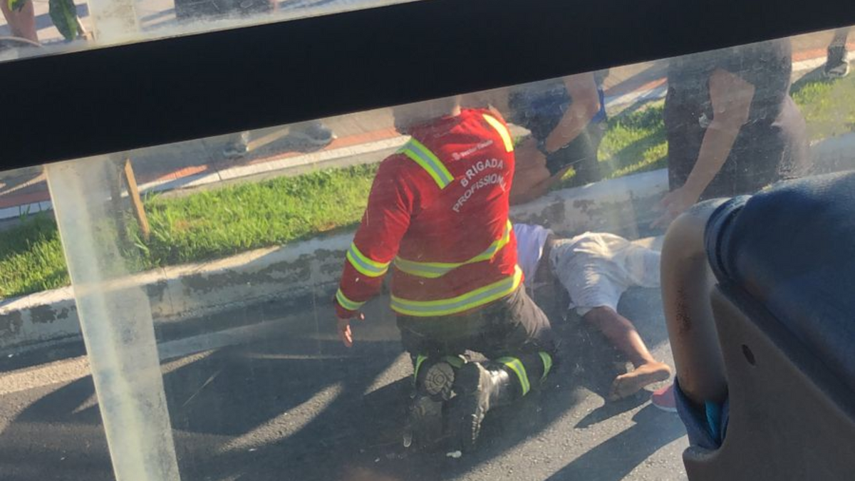Menino de 12 anos é atropelado após descer de ônibus na orla de Cariacica