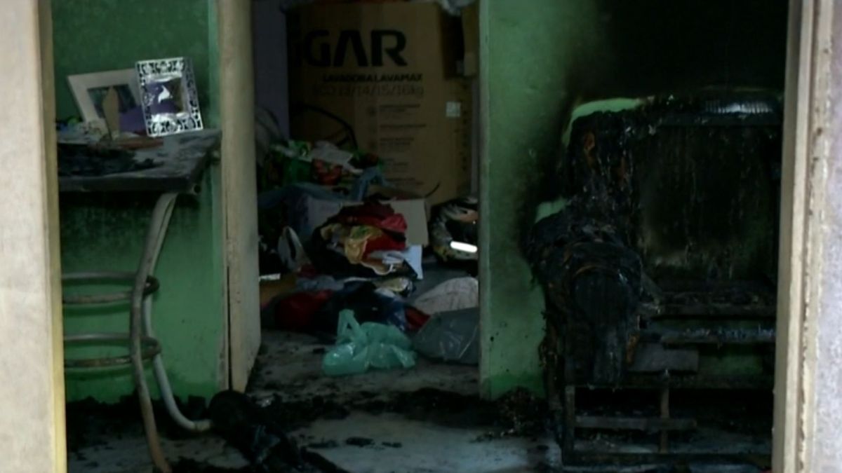 Rastros de destruição na casa de pedreiro após incêndio criminoso