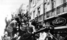 Pesquisa evidencia que a transição portuguesa para um regime democrático foi uma conquista e é vista com muito orgulho