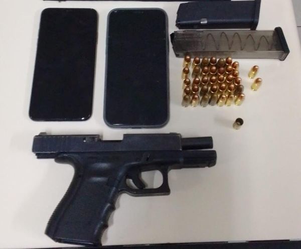 Com os suspeitos foram encontrados um carregador de pistola carregado com diversas munições calibre 9mm e uma pistola calibre 9mm carregada.
