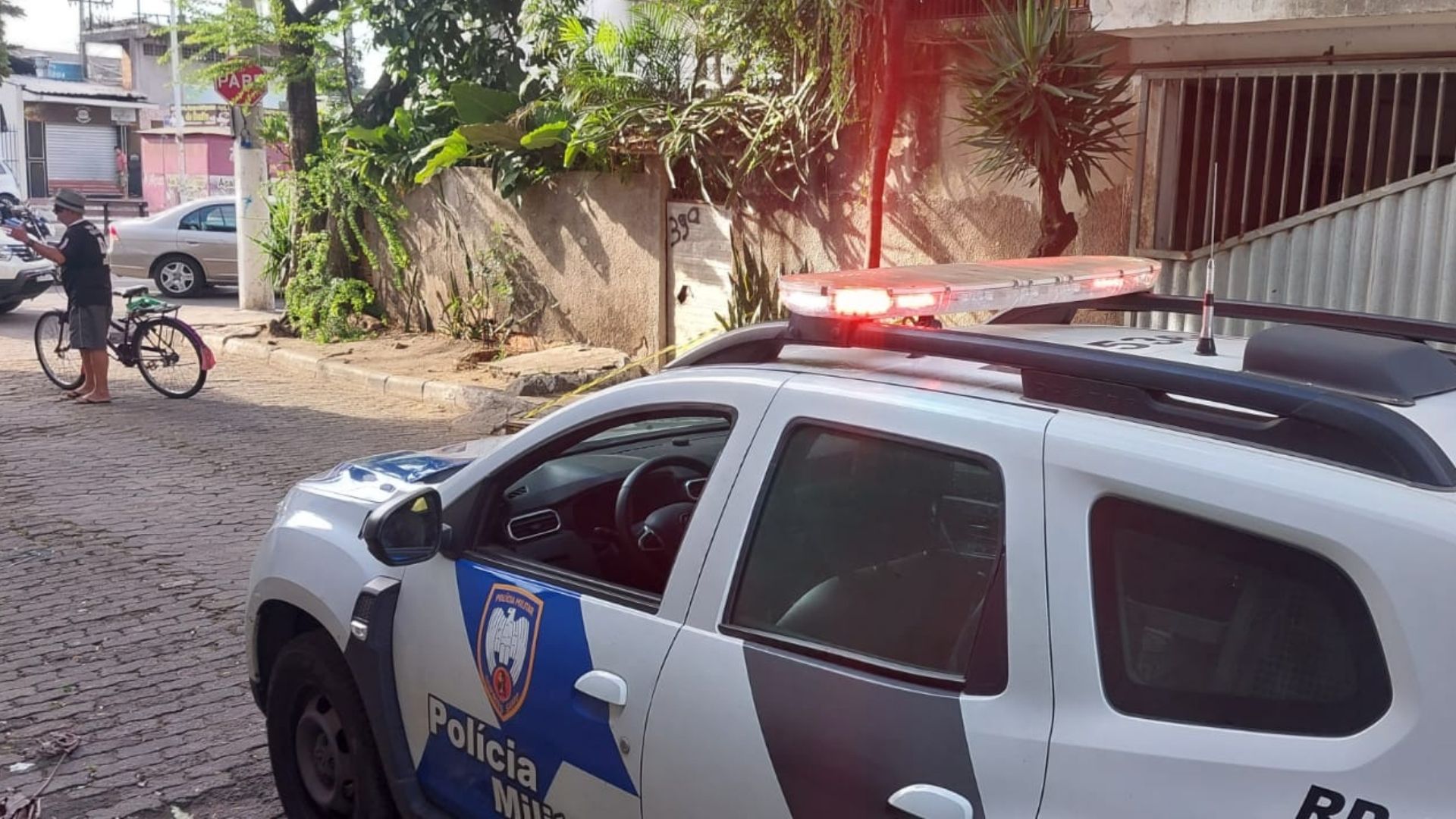 Moradora viu mulher morta caída na Rua Ernesto Nazaré e chamou a polícia, na manhã desta quinta-feira (25); há suspeita de que vítima tenha sofrido violência sexual