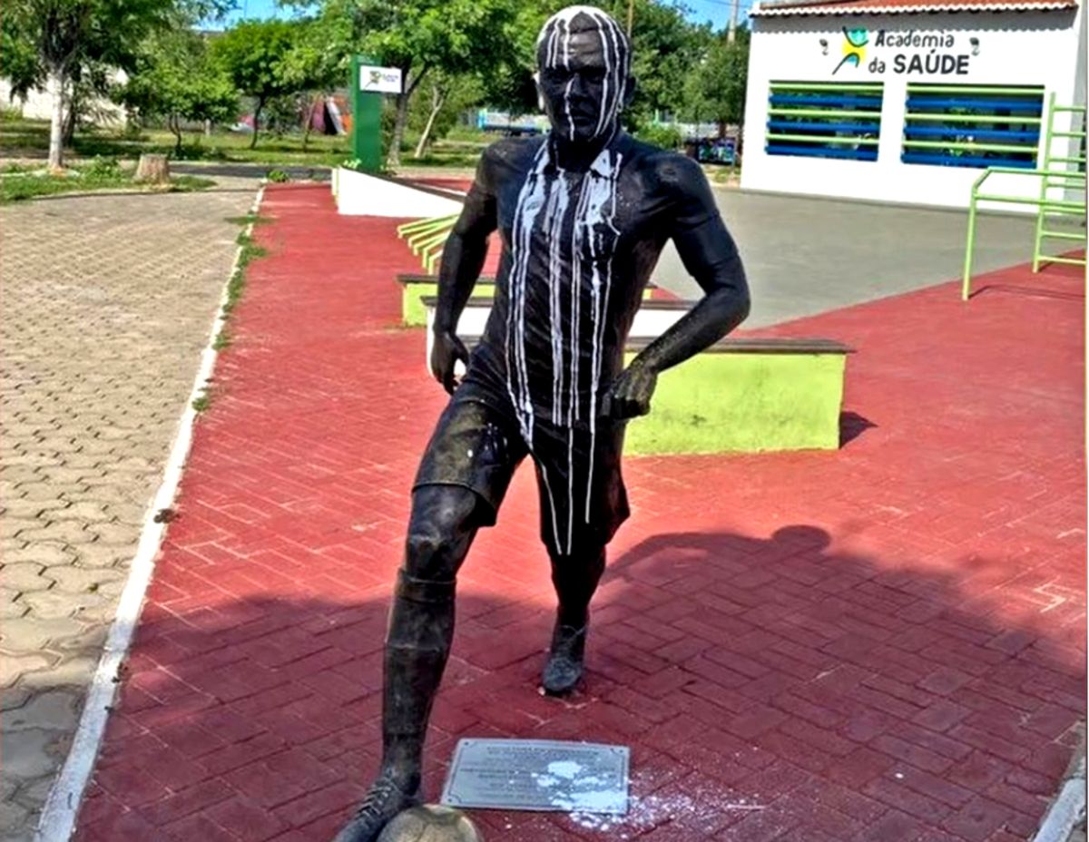 Estátua de Daniel Alves foi vandalizada em Juazeiro-BA
