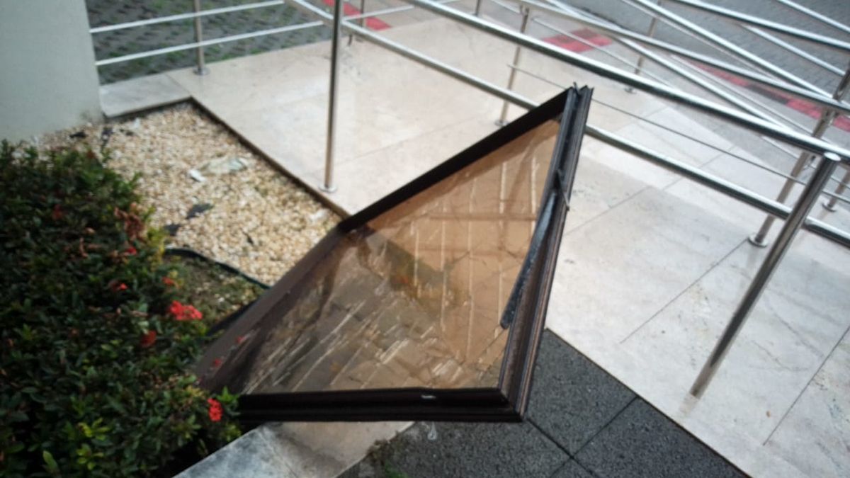 Janela cai de seis metros após zeladora tentar abrir a estrutura.