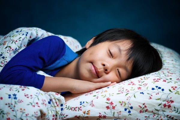 Psicólogas explicam como alguns hábitos podem ajudar os pequenos a relaxarem e descansarem corretamente