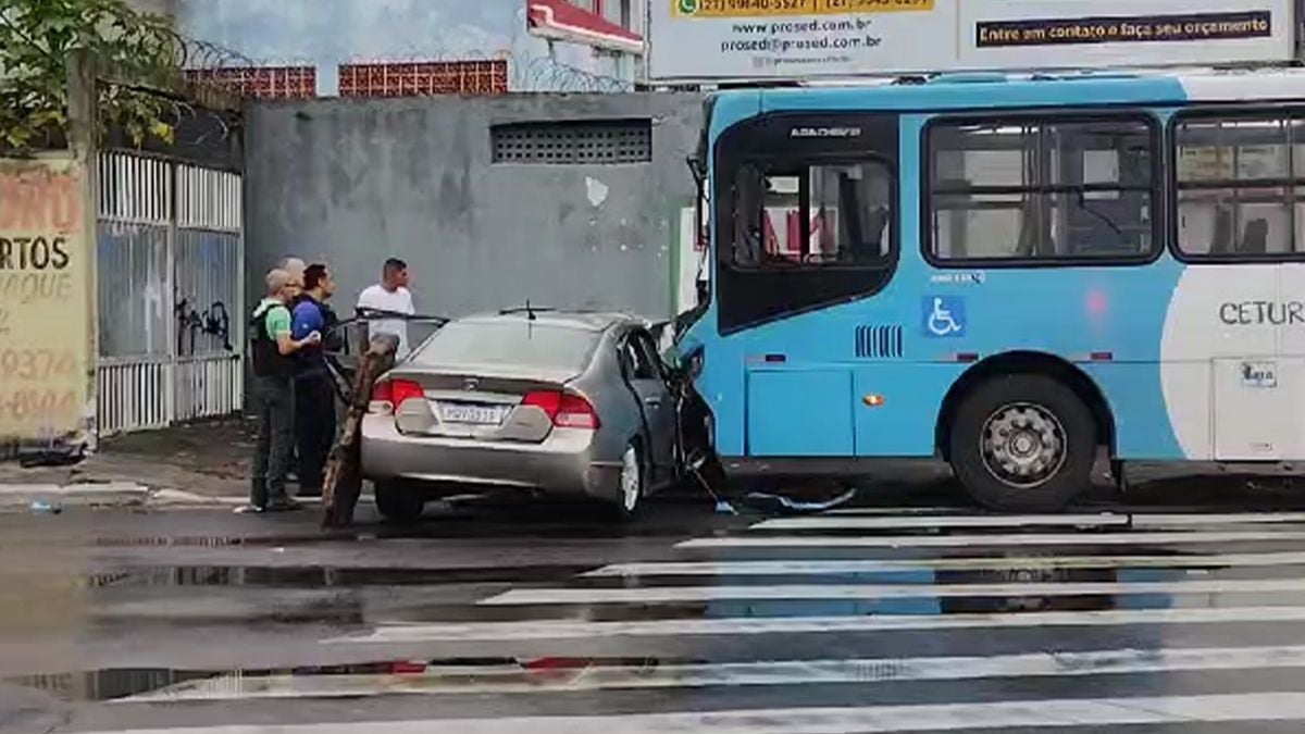 Um ônibus do Transcol atingiu um carro de passeio, no bairro Divino Espírito Santo, em Vila Velha