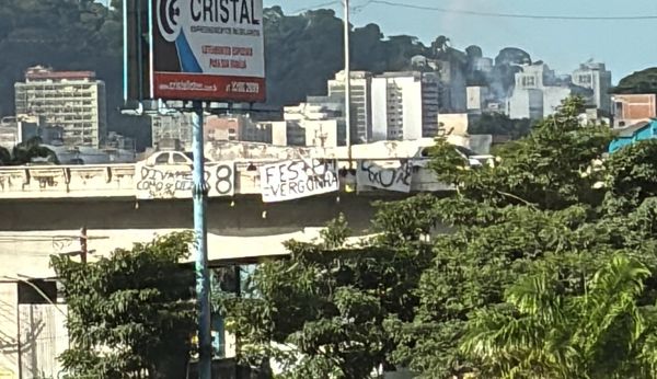 Torcida do Rio Branco colocou faixas em protesto à decisão de torcida única no clássico