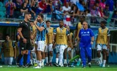 Após Diego Costa ter sido expulso no banco de reservas, o técnico Renato Gaúcho pediu para todos se levantarem e deixarem o banco rumo ao vestiário