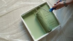 [Edicase]Para obter melhores resultados na pintura, dilua a tinta na bandeja com água (Imagem: Pressmaster | Shutterstock)