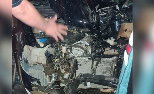 Batida ocorreu na noite deste domingo (28), no distrito de Santo Antônio do Canaã; vítimas estavam no Volkswagen Golf, que ficou com a frente praticamente destruída