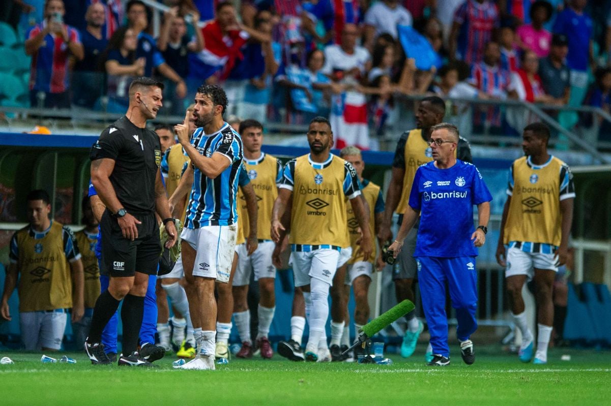 Após Diego Costa ter sido expulso no banco de reservas, o técnico Renato Gaúcho pediu para todos se levantarem e deixarem o banco rumo ao vestiário