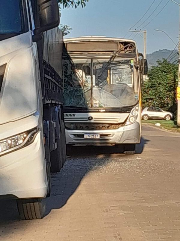 Ônibus escolar de Venda Nova do Imigrante bate em carreta por Wesley Jaretta