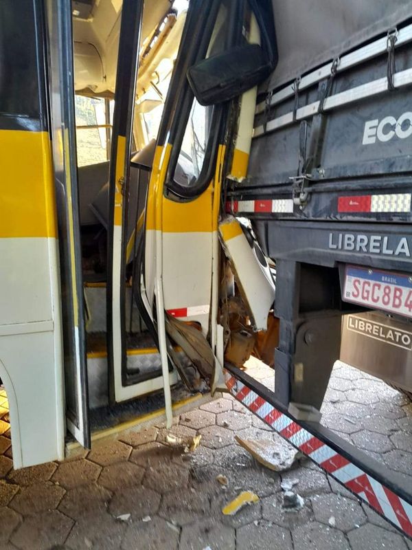 Ônibus escolar de Venda Nova do Imigrante bate em carreta por Wesley Jaretta
