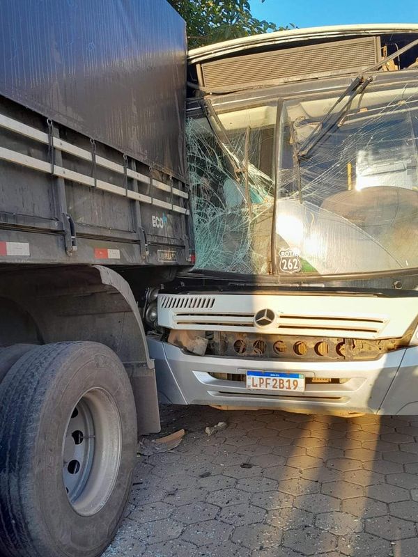 Ônibus escolar de Venda Nova do Imigrante bate em carreta por Wesley Jaretta