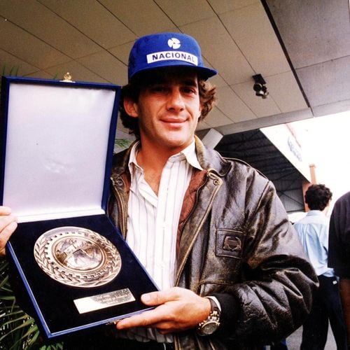 **ARQUIVO** SÃO PAULO, SP 14.12.1990  - Automobilismo - FÃ³rmula 1: o piloto Ayrton Senna mostra prÃªmio da FIA no aeroporto de Congonhas, em SÃ£o Paulo. (SÃ£o Paulo, SP, 14.12.1990. Foto: Sergio Andrade/Folhapress) 