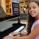 A pequena Ana Julia Briske de Souza bate ponto na Praça do Piano