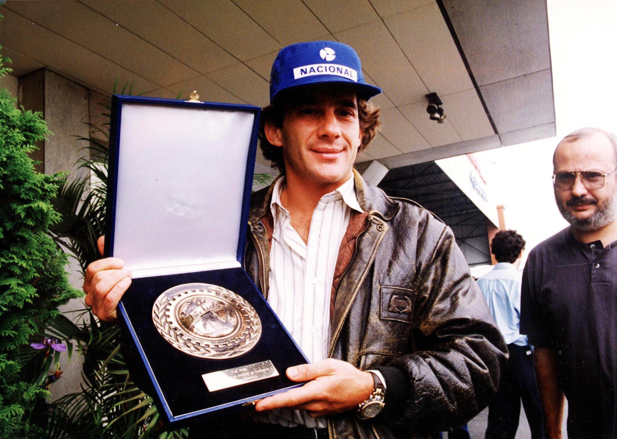 Senna morreu com apenas 34 anos. Era um domingo, em 1994, quando o seu carro se chocou de forma violenta num muro na curva Tamburello, no GP de San Marino, na Itália