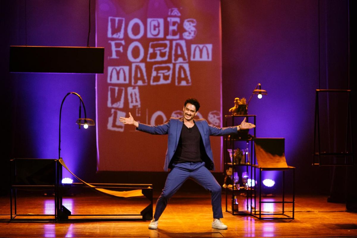 O ator Marcos Veras chega em Vitória com seu show solo de humor, “Vocês Foram Maravilhosos”