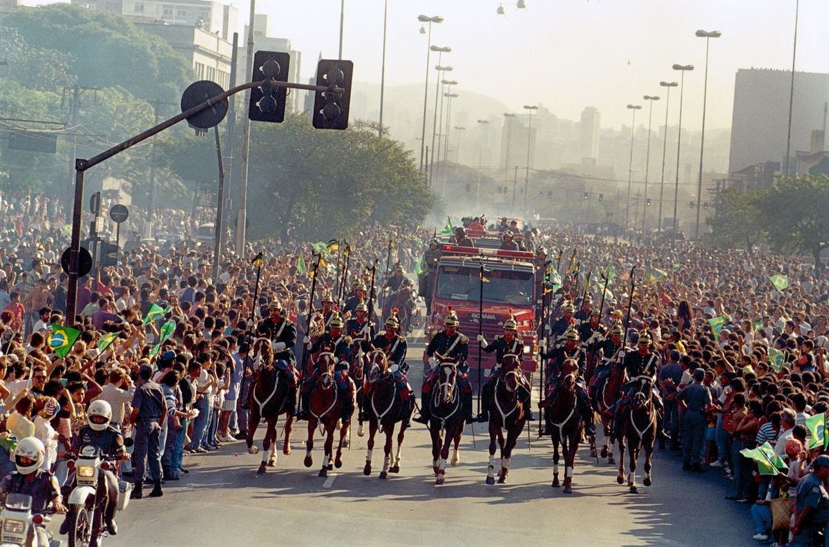 O cortejo fúnebre de Ayrton Senna comoveu o país, levando milhares de brasileiros para as ruas para se despedir do ídolo