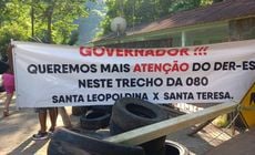 Governador participou da caminhada em Santa Leopoldina, na manhã desta quarta-feira (1°); moradores protestaram por melhores condições das estradas na região