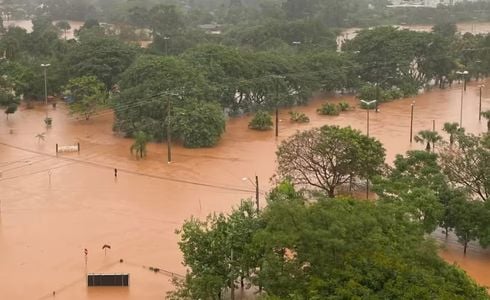 Ao menos 104 municípios já relataram danos causados pelas chuvas que atingem o Estado gaúcho; FAB foi acionada para ajudar nos resgates