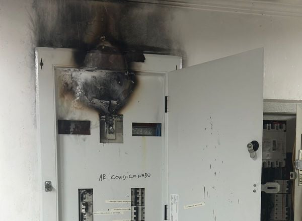 De acordo com o Corpo de Bombeiros, não houve feridos; princípio de incêndio começou no componente elétrico ligado a um aparelho de ar-condicionado