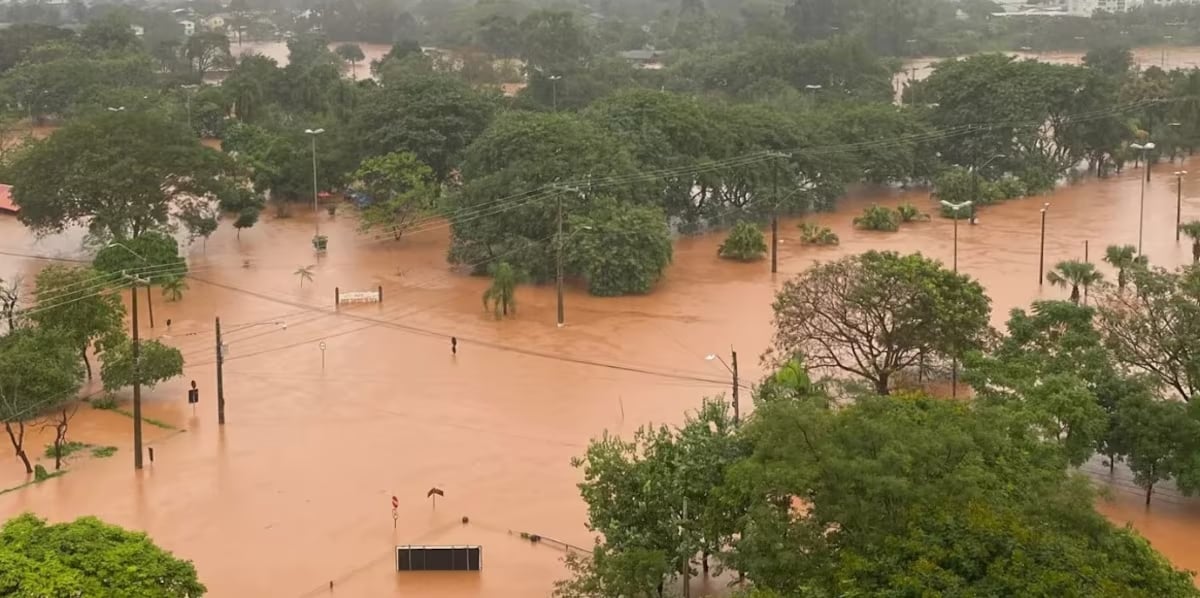 Ao menos 104 municípios já relataram danos causados pelas chuvas que atingem o Estado gaúcho; FAB foi acionada para ajudar nos resgates