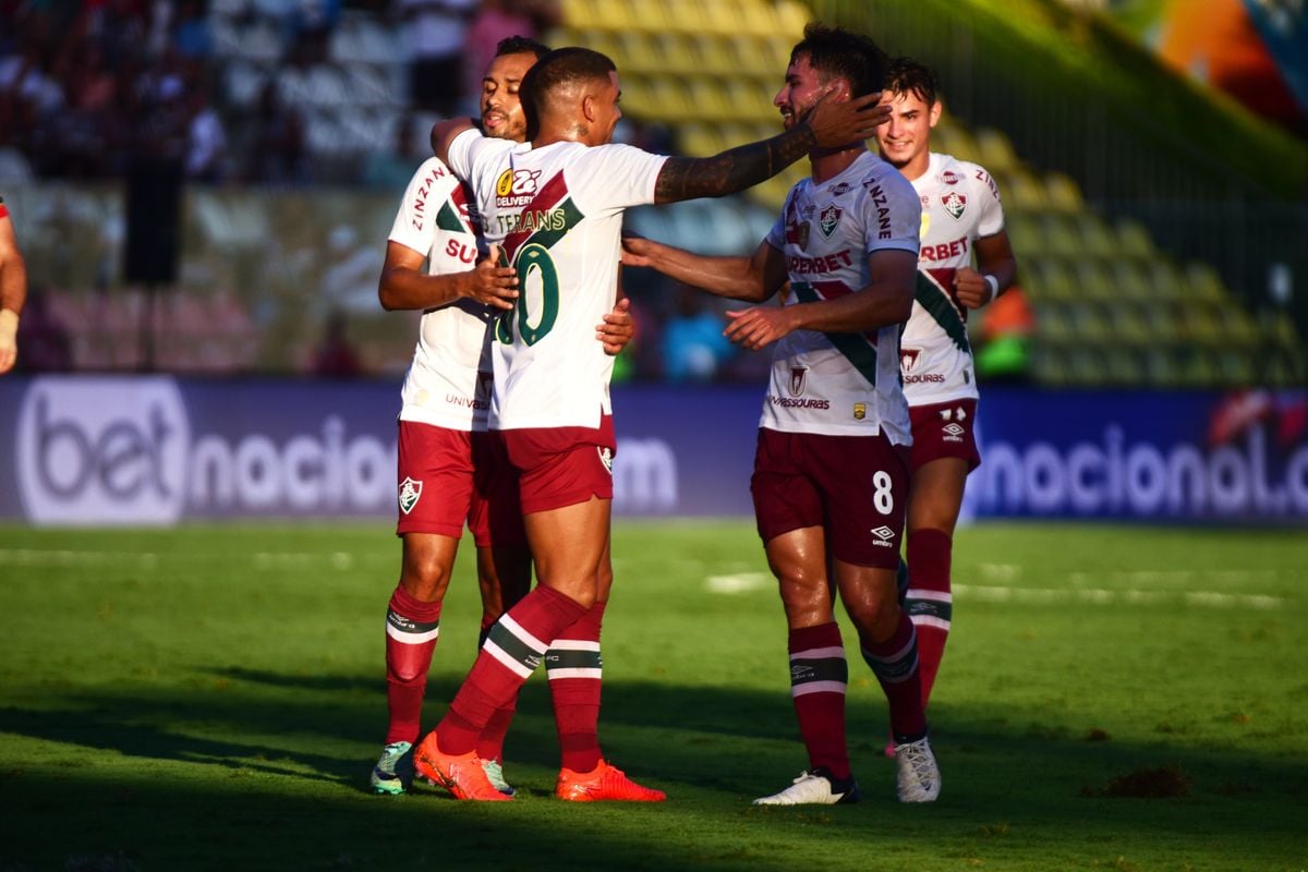 Lima comemora o gol com os companheiros de Fluminense