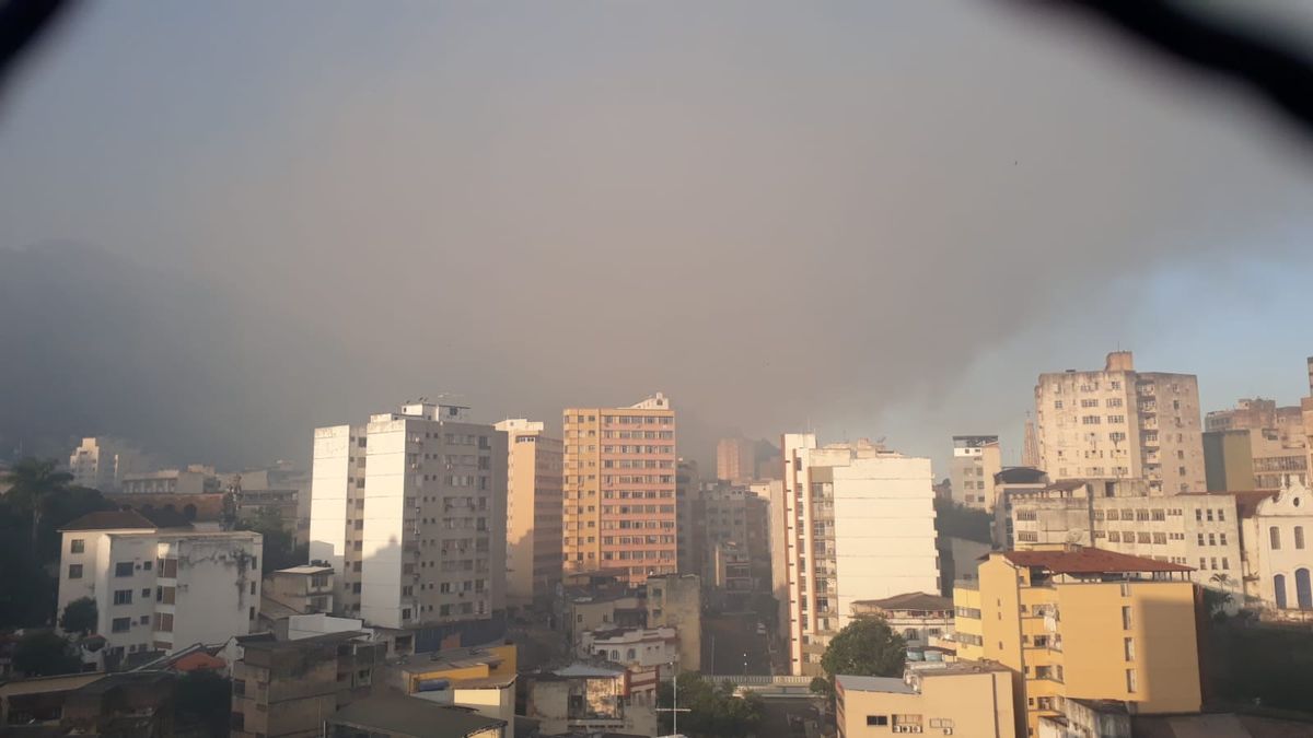 Moradores do Centro de Vitória sentiram forte cheiro de fumaça nesta quarta 