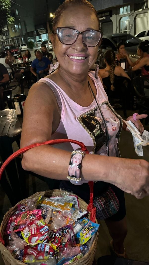 Sandra Barreto vende balas em Vila Velha para custear sua ida ao show de Madonna