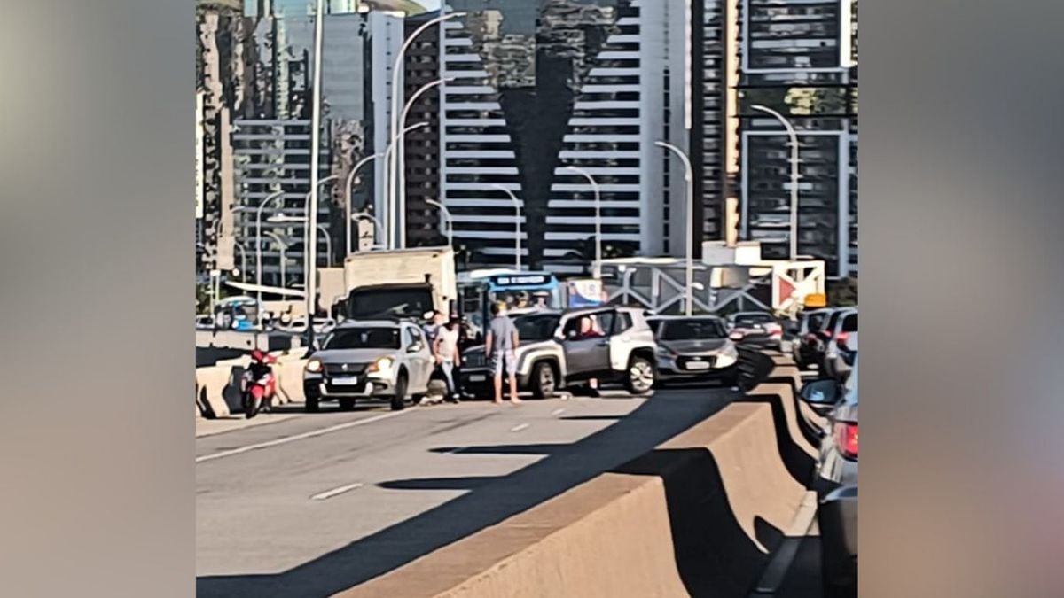 Acidente trava trânsito na subida da Terceira Ponte em Vitória