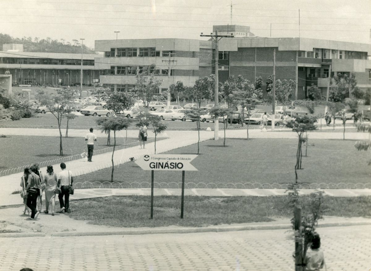 Alunos no campus de Goiabeiras da Universidade Federal do Espírito Santo (Ufes) nos anos 1980