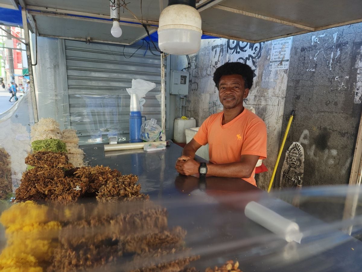 Antônio Nascimento, o 'Baiano da Cocada', trabalha há 33 anos no Centro de Vitória