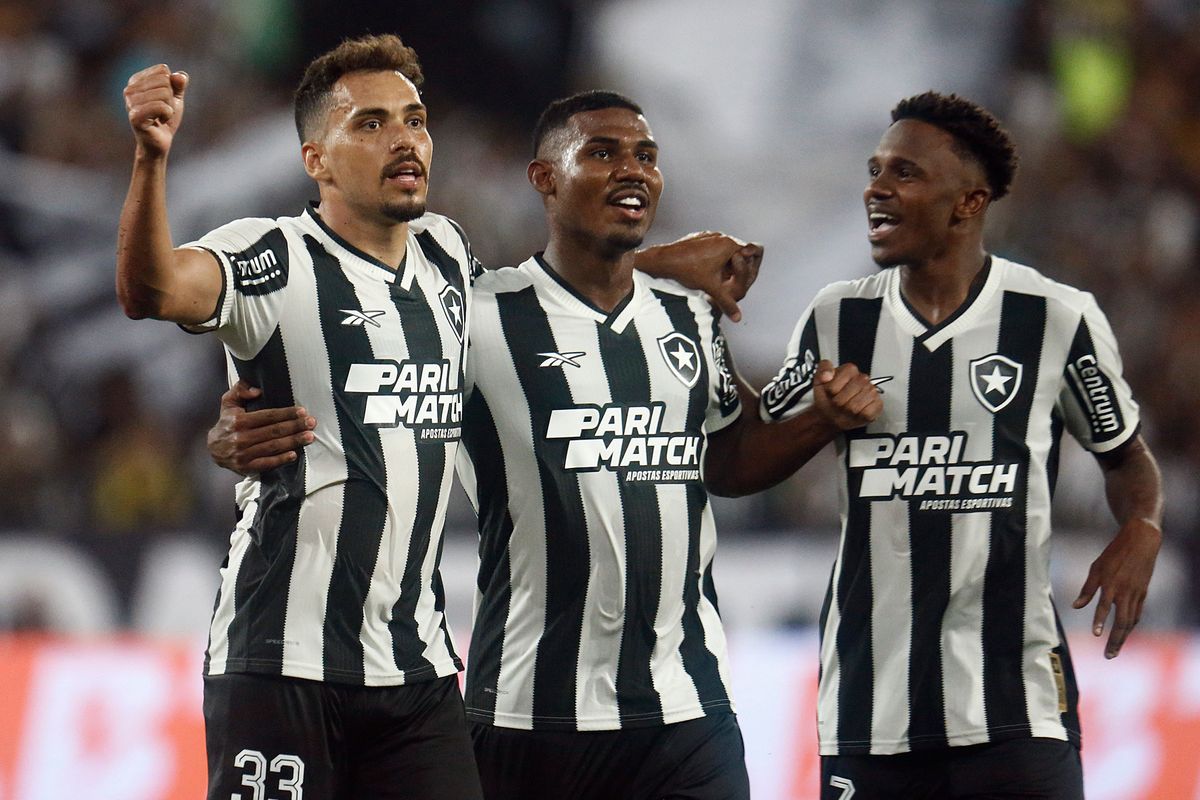 Eduardo (à esquerda) marcou o gol do triunfo do Botafogo sobre o Vitória-BA