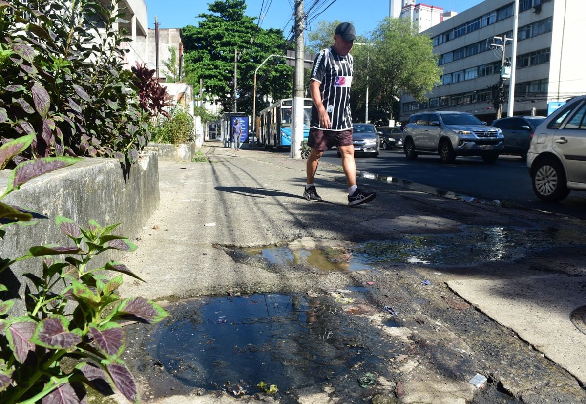 Vazamento de esgoto na calçada da Avenida Beira Mar, em Vitória