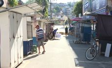 Após obras na cidade, comerciantes foram retirados da rua principal do Guandu, na região central da cidade, e realocados para uma rua lateral