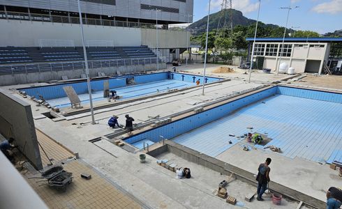 Foram dois adiamentos e uma rescisão de contrato desde o início das obras, em agosto de 2022; quase dois anos depois, as piscinas serão entregues à população