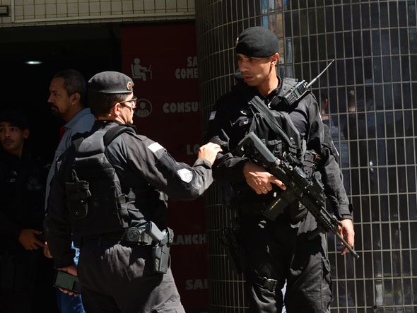 Prédio da Reta da Penha é esvaziado após suspeita de bomba por Ricardo Medeiros