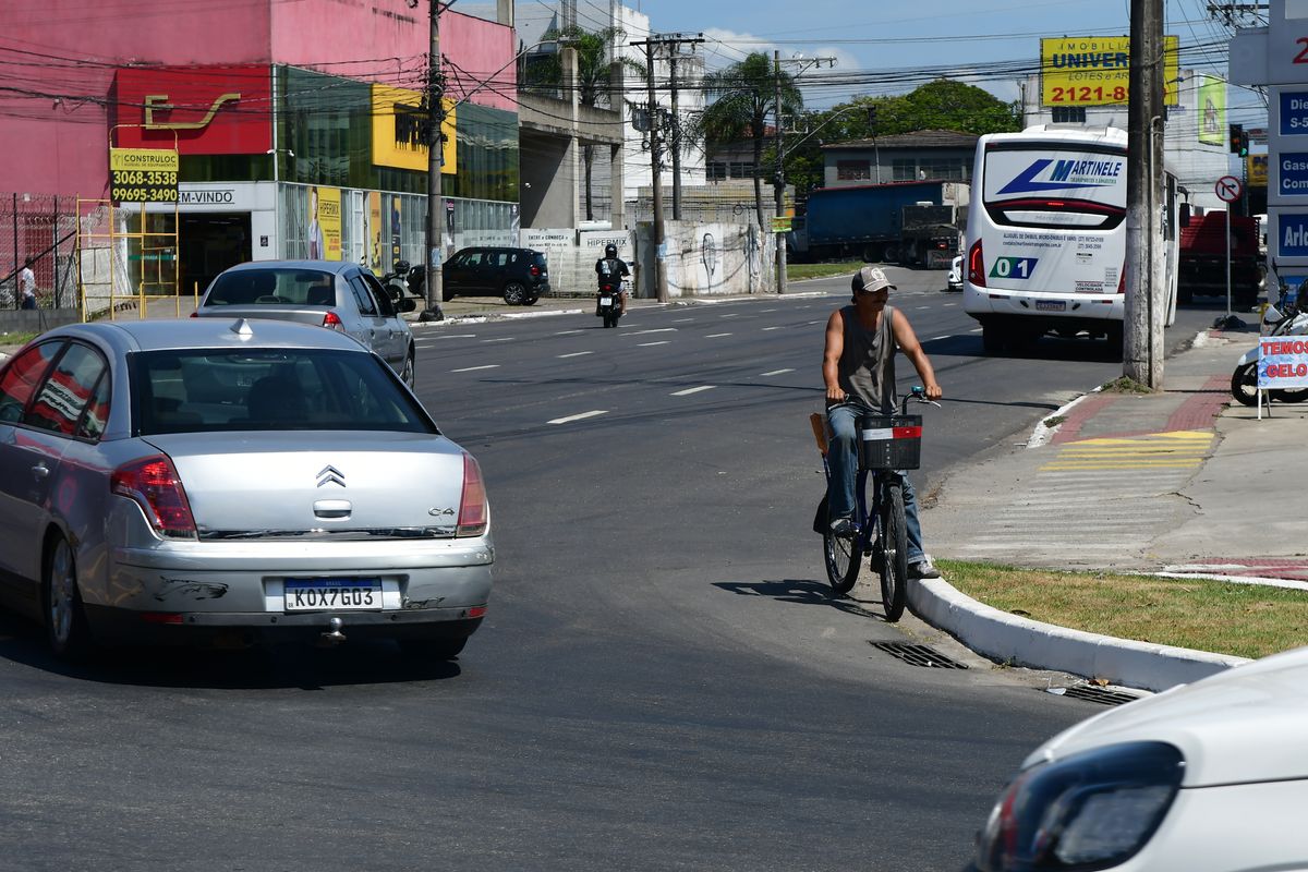 Ciclistas dividem espaço com veículos maiores no trânsito da Serra