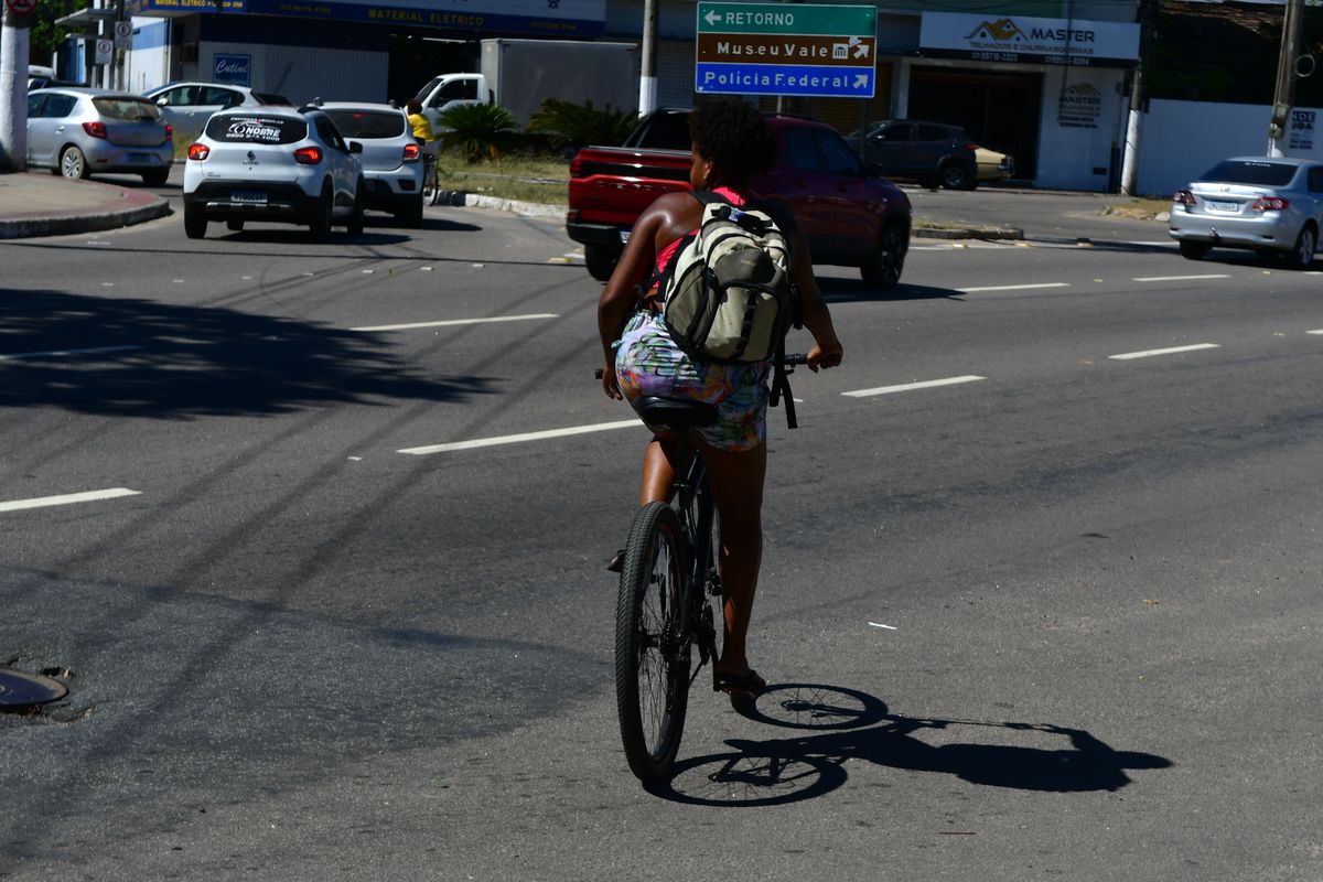 Ciclistas se arriscam no meio do trânsito em Vila Velha