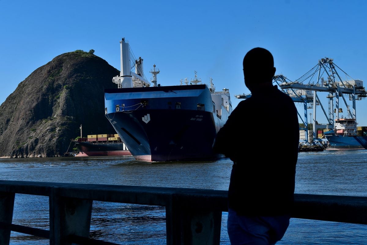 Navio realizando manobra no Porto de Vitória