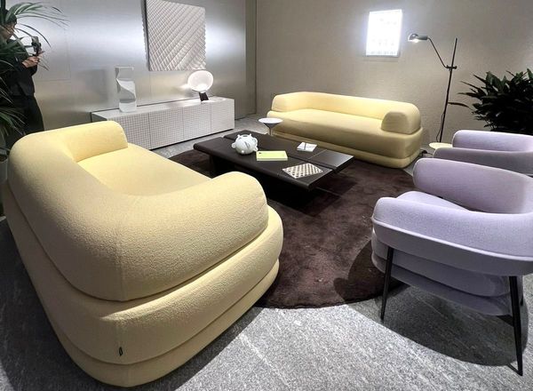 Tecido bouclé nos sofás e poltronas